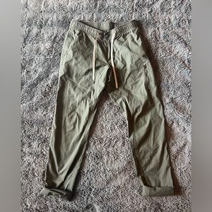 Vuori Ripstop Pants. Women’s size medium. Army green.